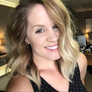 Meet your Posher, Elishia